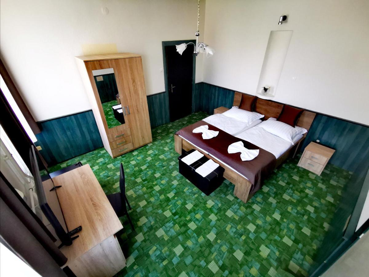 Komplex -Rendezvenytermek-Panzio-Apartman-Irodak- Mateszalka Ngoại thất bức ảnh