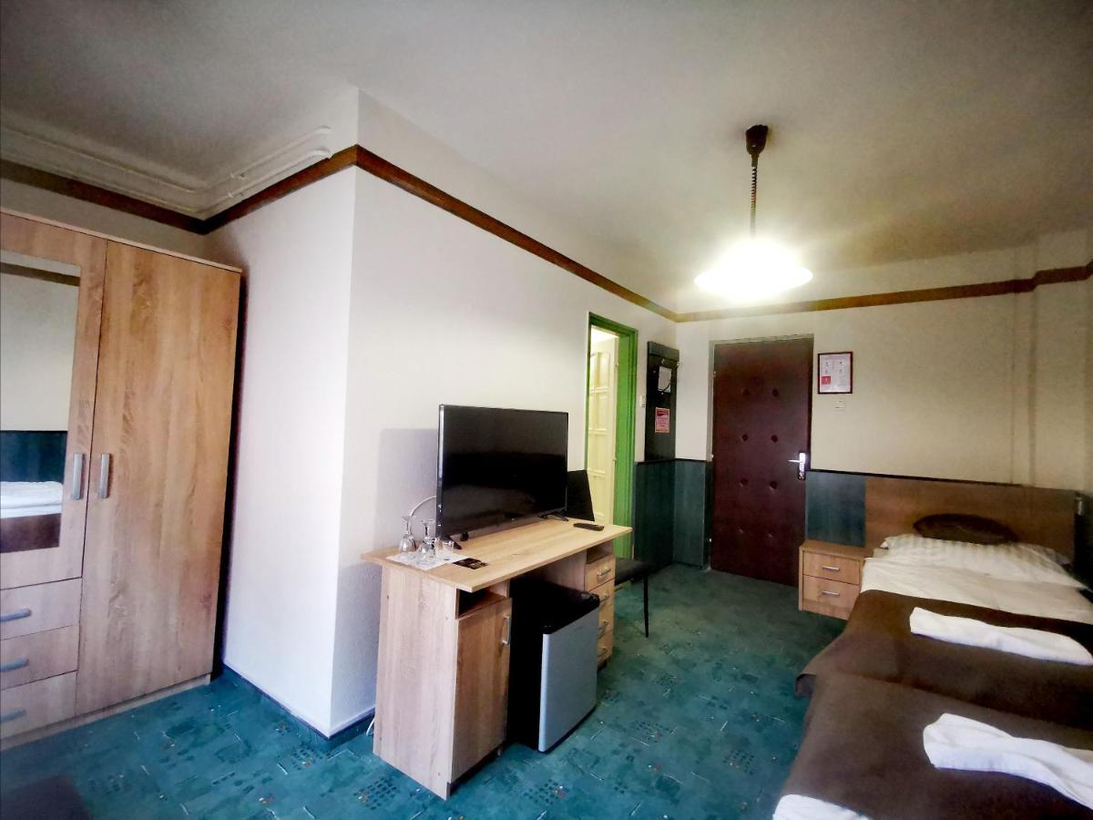 Komplex -Rendezvenytermek-Panzio-Apartman-Irodak- Mateszalka Ngoại thất bức ảnh